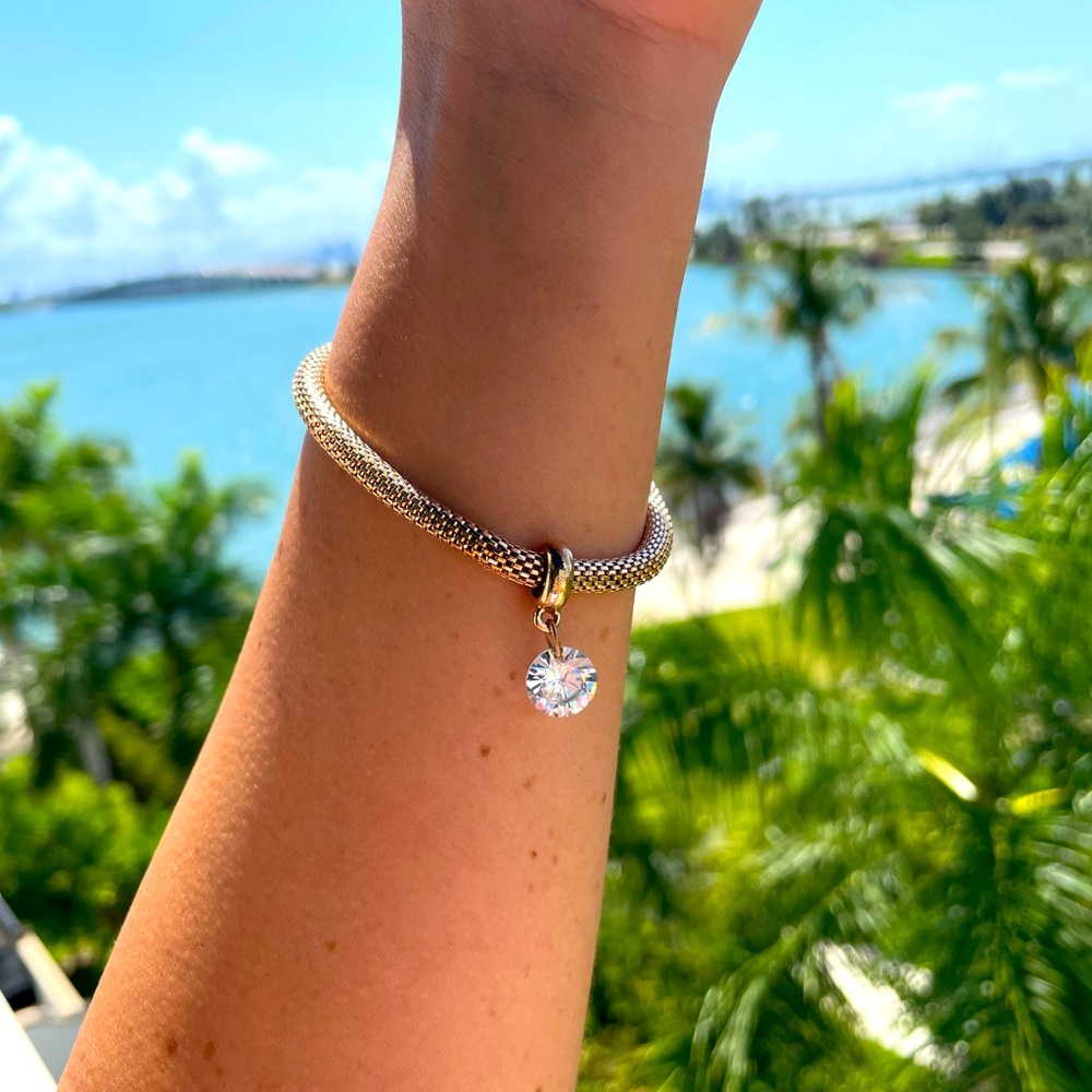 Gold bracelet with zirconia charm